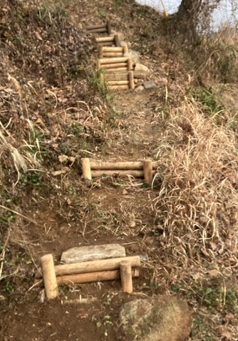 茶畑に通じる坂道に木の杭を打ち込んで作った階段