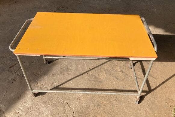 DIYで作った作業テーブル。天板は鮮やかな黄土色。