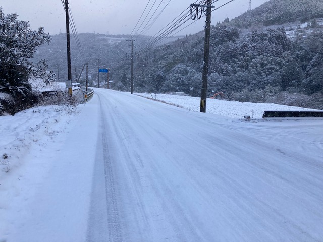 白くなった道路。冬景色